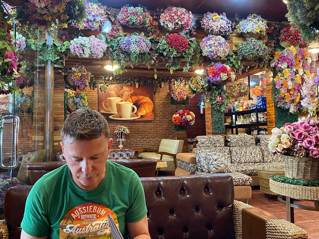 Aan de koffie met gebak, let op de achtergrond hoe kitscherig