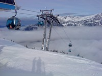 Boven zonnig, mist over het dal