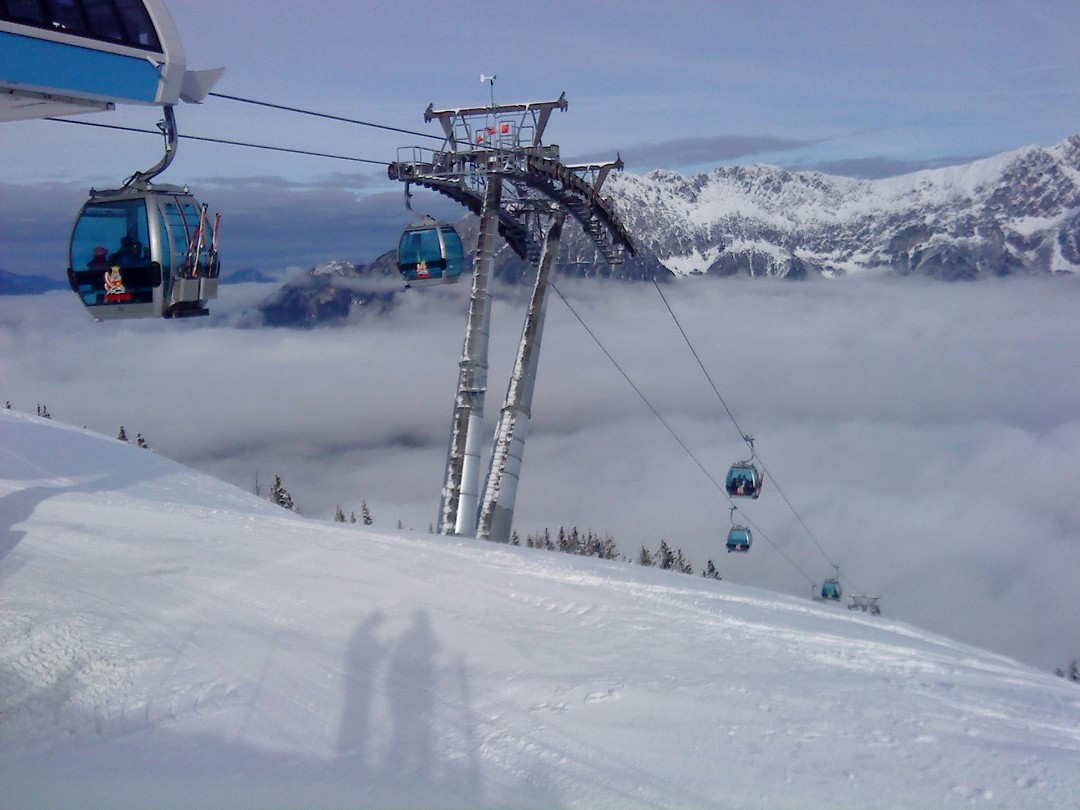 Boven zonnig, mist over het dal