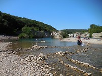 De rivier achter de camping