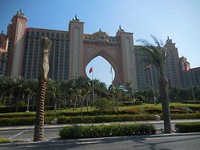 Atlantis Hotel vanaf de kust
