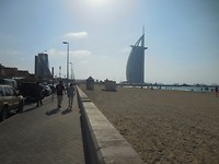 Wandelen langs de kust richting Burj Al Arab