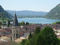 Uitzicht over Nantua en het meer van de andere kant