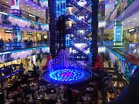 licht en waterspektakel in winkelcentrum Moskou