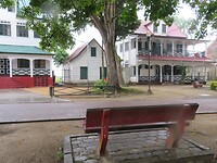 De Staatsraad en bijgebouw, centrum Paramaribo