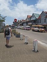 De veelkleurige stadsbusjes in de binnenstad van Paramaribo.
