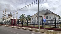 De Ahmadiyya Anjuman Isha’at Islam moskee, en de Synagoge Neve Shalom.
