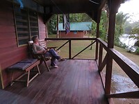 Terras van ons hutje "Paula" in het Jungle Resort Pingpe
