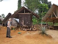 Dorpje tijdens de junglewandeling, richting Ananasberg