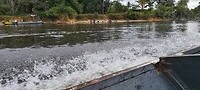 Zicht op een dorpje langs de Surinamerivier