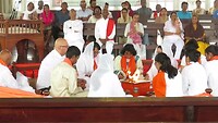 Mantra's tijdens de Hindu ceremonie in de Arya Dewaker Tempel.