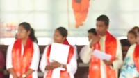 Afgestudeerde Hindu studenten ontvangen hun diploma