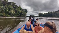 Dreigende regenbui boven de Surinamerivier