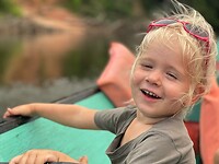 Lily, genietend van het opspattende water in de korjaal