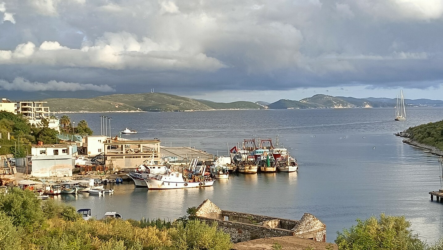 De haven in Sarandë