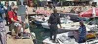 Visser aan 't werk in haven Sarandë