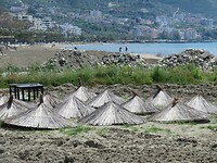 De parasols op het strand in Vlorë, wachten op de toeristen