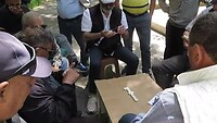 Mannen in het park van Vlorë - domino spelen!