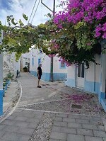 Charmant straatje in Kostinou, met buogainvilleas