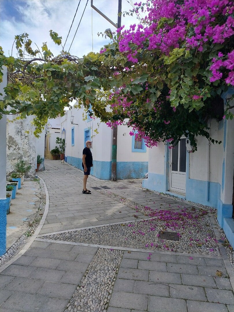 Charmant straatje in Kostinou, met buogainvilleas