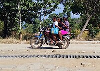 Met z'n drietjes op de motorfiets