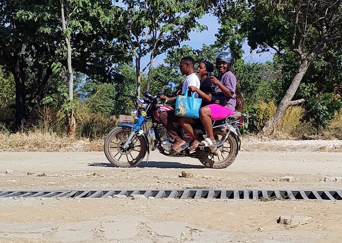 Met z'n drietjes op de motorfiets