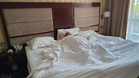 's Morgens in het enorme bed