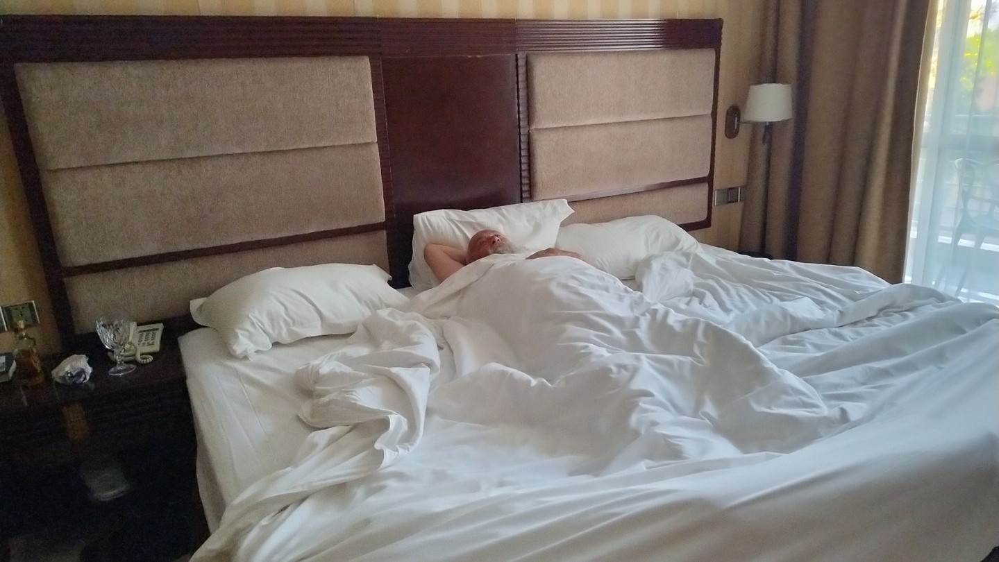 's Morgens in het enorme bed
