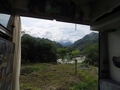 Achter een motel met uitzicht op rio Cauca