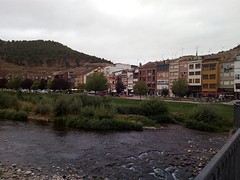Rivier door dorp