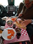 Maaltijd binnen met eigen brood
