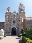 Kerk met ingelegde tegels