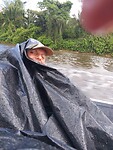 Tijdens een enorme regenbui in de korjaal schuilen onder een stuk plastic.