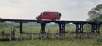 Over een houten brug