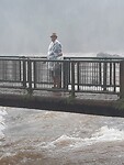 Bert in de nevel op de loopbrug