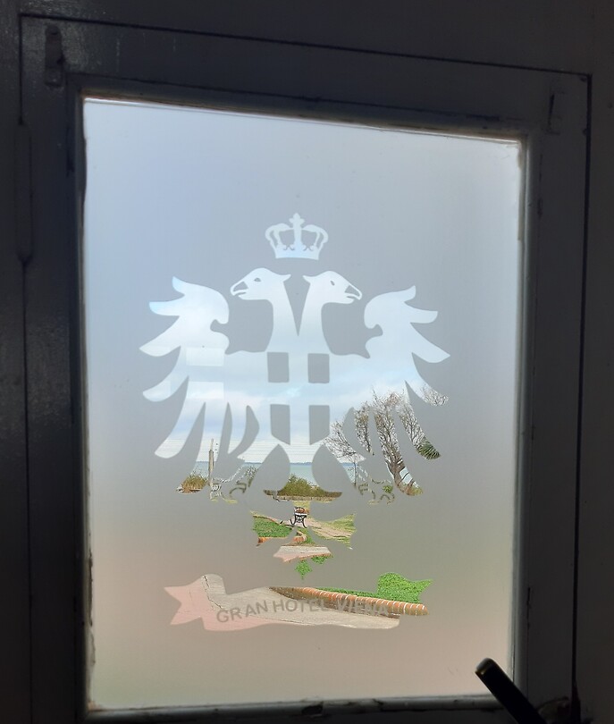 Beeldmerk in een raam van het hotel