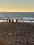 Familie geniet van zonsondergang