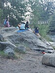 Familie badderen aan rivier