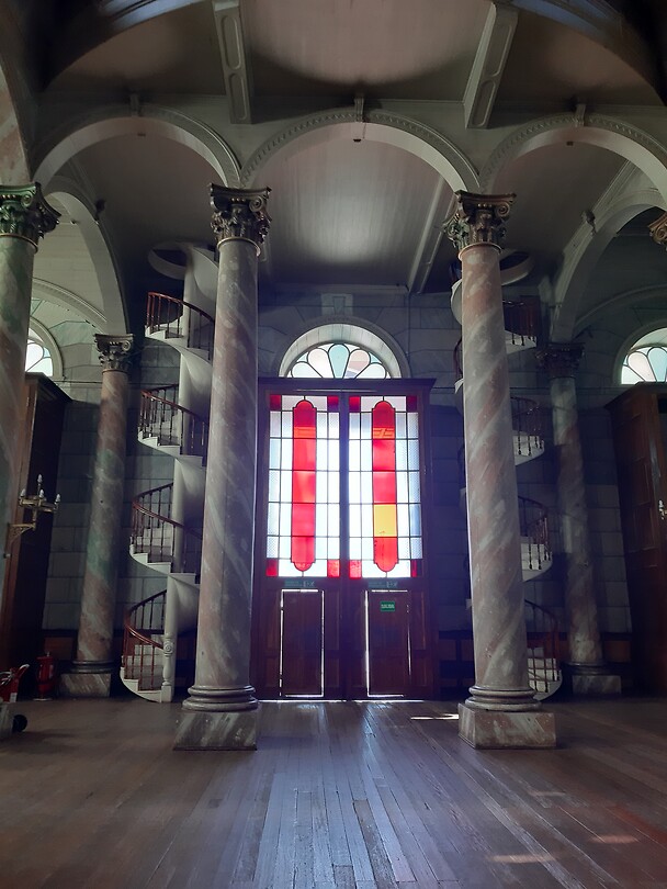 Hoofdingang van de Basiliek