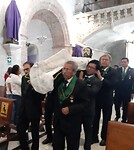 Jezus wordt naar het kruis gedragen.