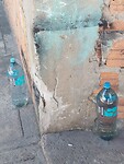 Flessen water tegen de gevel