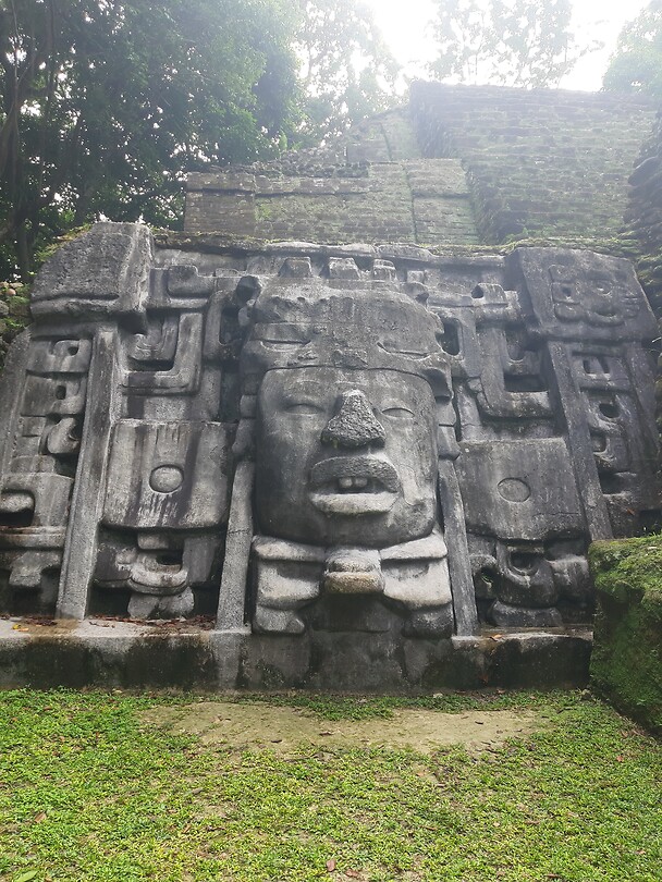 Pyramide met de Maskers