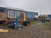 Huizen staan op palen.