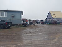 Huizen staan op palen.