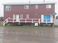 Huizen staan op palen.