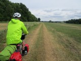de route over een grasveld, langs een vliegveldje