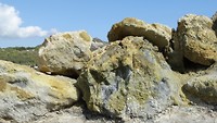 Zwavel op de rotsen van Vulcano