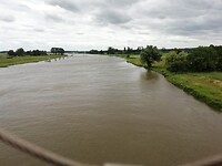 De IJssel vanaf de fiets:spoorburg, het water staat erg hoog