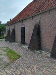Het kalkovenmuseum met de steunberen