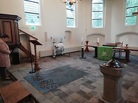 Overijssel 2021 050 De grafstenen in het kerkje